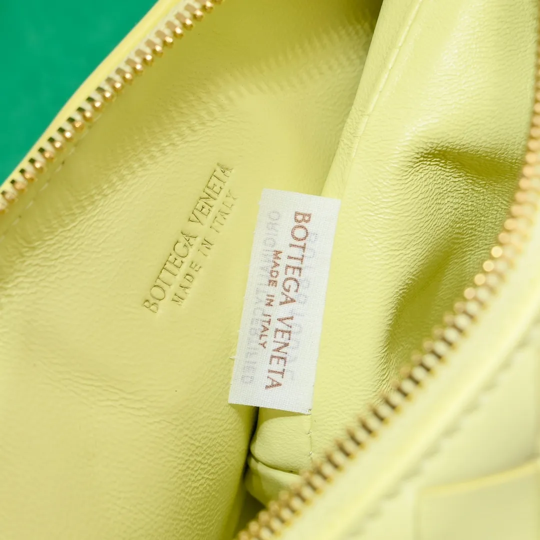 Batch 1360 #BvWallace Shoulder Lunch Bag 🔥 A lunch box bag that you can just grab and go. It is made of classic intrecciato weaving technology and reflects the craftsmanship of Bottega. The entire bag is made of top-grade happa lambskin. It is very soft and lightweight. The small bag shape is cute and exquisite. The interior capacity is also very large and can be carried under the arm. It is quite practical! The bottom of the bag is made of gold metal to prevent wear and tear. The details are really good! Choose this elegant commuting bag for Zaoba people~ Size: 22x13x9.5, model number; 7748#